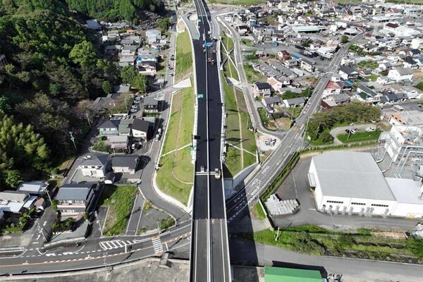 開通を間近に控えた新宮紀宝道路の現況。2024年9月末、紀宝町鵜殿付近（画像：国土交通省近畿地方整備局紀南河川国道事務所）。