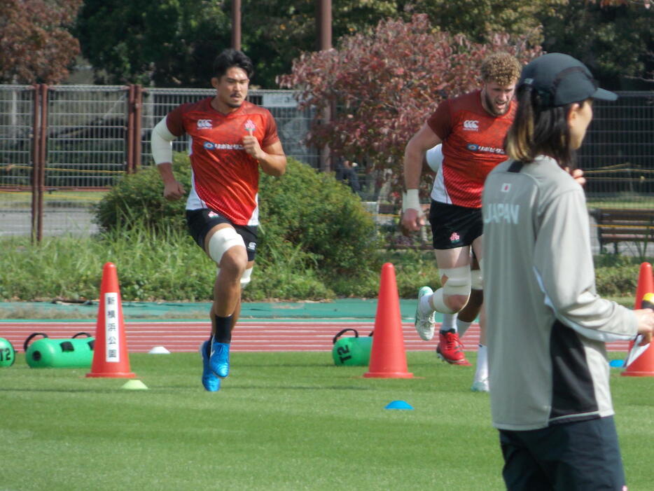 ニュージーランド戦2日前の練習で汗を流す日本代表の姫野和樹（左）（撮影・松本航）