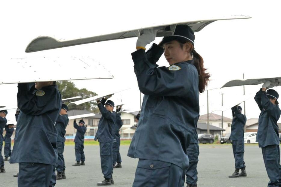 約5キロの重さに耐えきれない記者(中央)。盾を支える腕が下がってしまった=茨城町上石崎の県警察学校