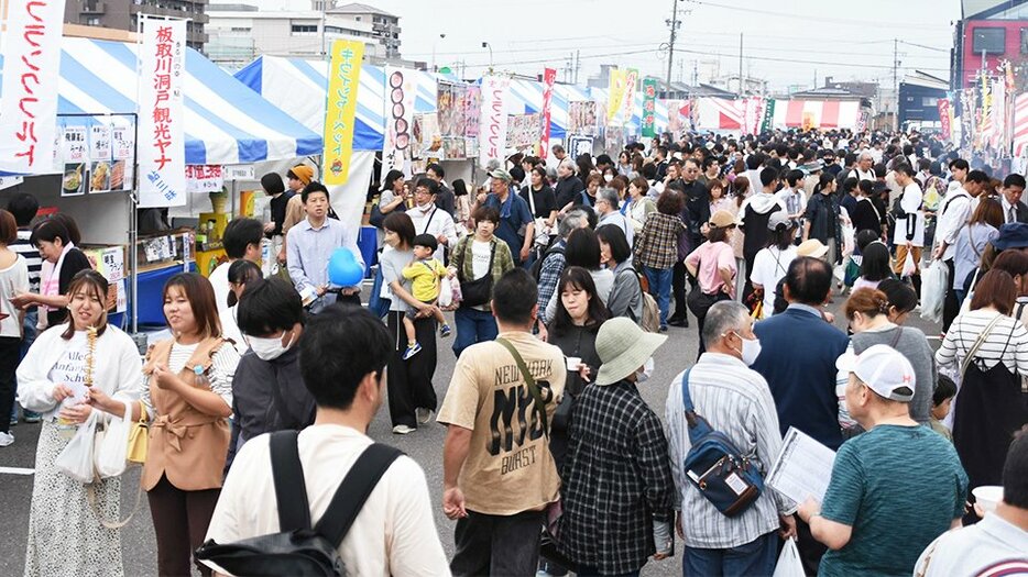 大勢の来場者で盛り上がる県農業フェスティバル＝岐阜市薮田南