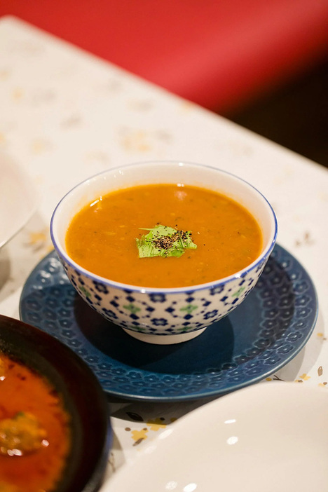 スパイスやハーブと一緒に、牛肉やレンズ豆、野菜、米をやわらかく煮込んだハリラスープは、具沢山で栄養たっぷり。日本の味噌汁のように、家庭ごとのレシピがあるモロッコの”おふくろの味”。￥780