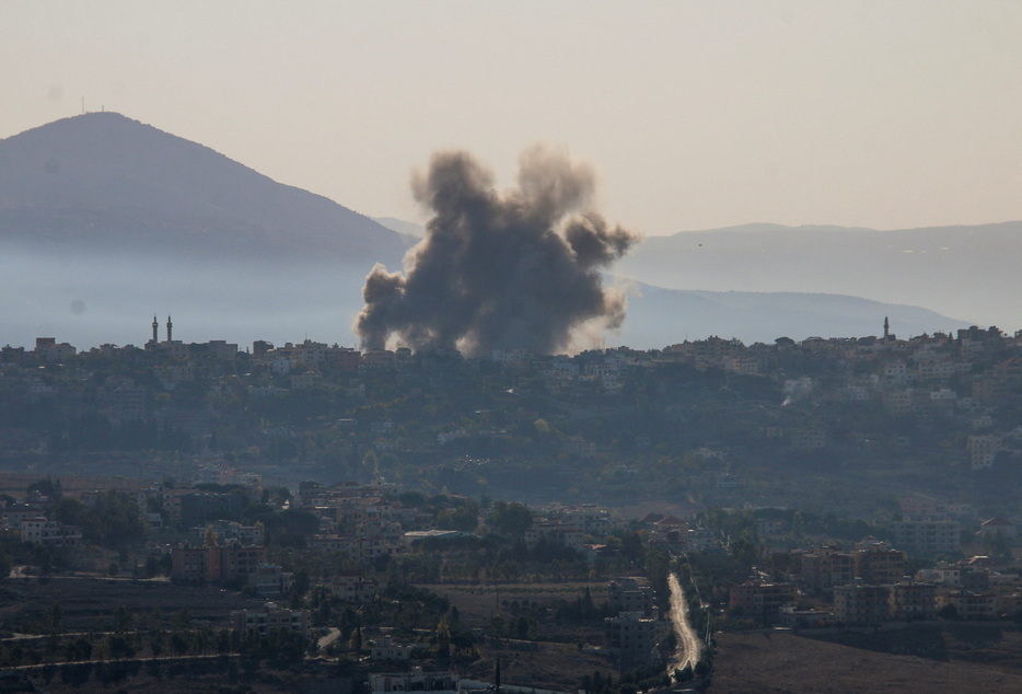 イスラエル軍は２９日、パレスチナ自治区ガザ北部での戦闘で兵士４人が死亡し、将校１人が重傷を負ったと明らかにした。写真はイスラエルとレバノンの国境付近で同日撮影（２０２４年　ロイター/Karamallah Daher）