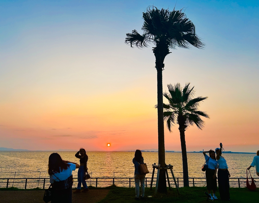 夕陽100選にも選ばれた大阪湾に沈む夕日