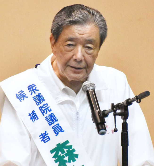 非公認候補者の政党支部に２０００万円を支給した事について言及する森山裕氏＝２４日、鹿屋市新川町の鹿屋商工会議所