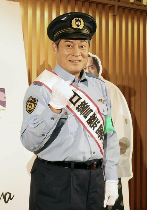 大阪府警天王寺署の一日署長を務めた松平健さん＝3日、大阪市