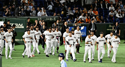 試合終了後、スタンドへあいさつに向かう巨人の選手たち（２１日）＝大石健登撮影