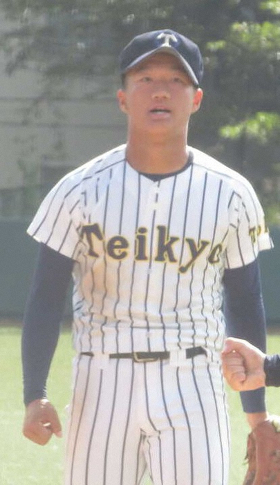 関東第一戦で2失点完投し、拳を握りしめる帝京・村松秀心（2年）