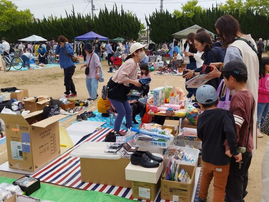 今年4月に開かれた「新松戸南公園チャリティーフリーマーケット」の様子。公園の再整備工事のため前回は新松戸南公園に会場を変更したが、今回は再び新松戸中央公園で行う