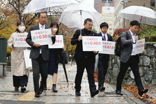 提訴のため、札幌高裁に向かう弁護士（２８日、札幌市中央区で）