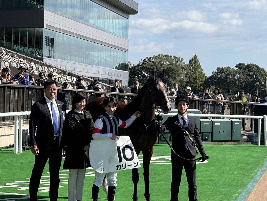 カリーンの口取りに臨む菅野隆志オーナー（左端）