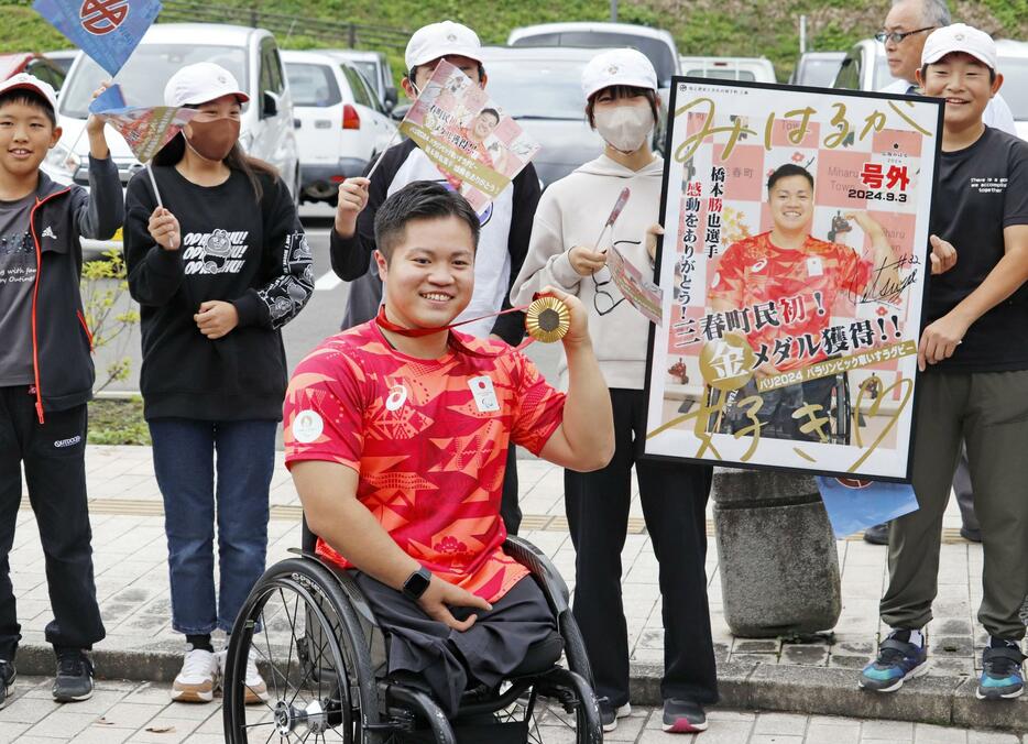 福島県三春町で凱旋パレードする、パリ・パラリンピックの車いすラグビーで金メダルを獲得した橋本勝也選手＝7日午前