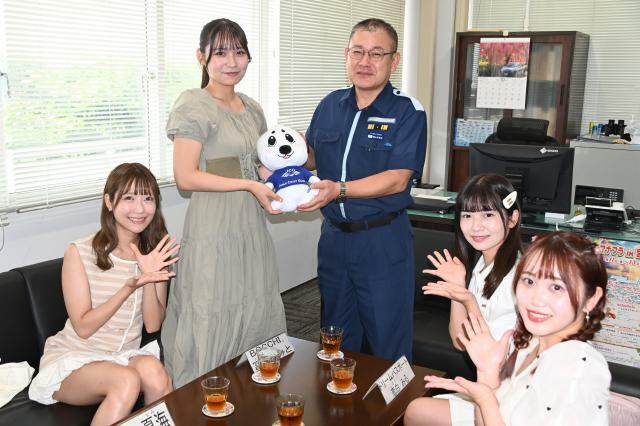 宮古島海上保安部を訪ねた冨十さん（左から2人目）ら＝4日