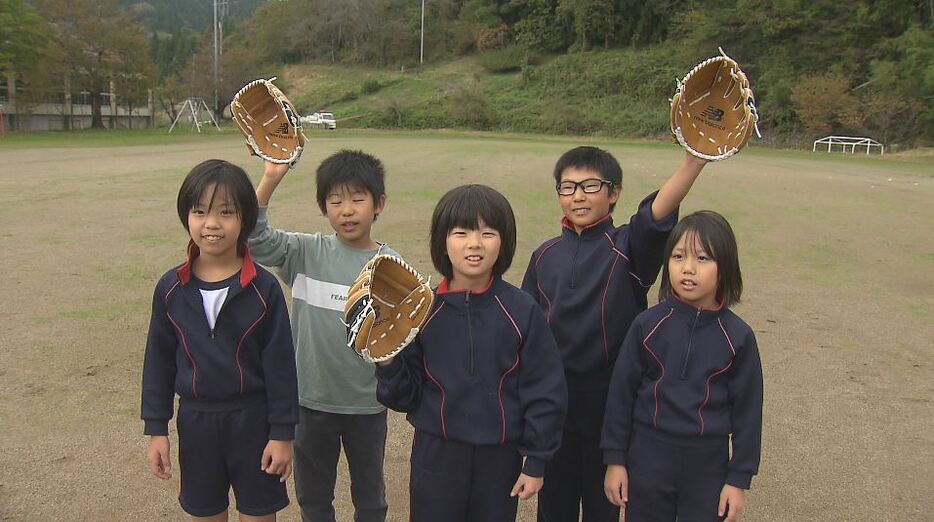 大谷選手から贈られた「大谷グローブ」でキャッチボール（長野市・七二会小学校）