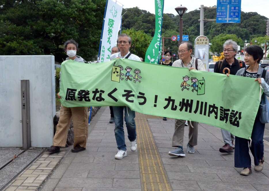 川内原発運転差し止め訴訟の口頭弁論に臨む原告ら＝９月、鹿児島市の鹿児島地裁前