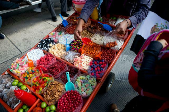 メキシコ市の通りで2016年7月、売られている菓子類=AP