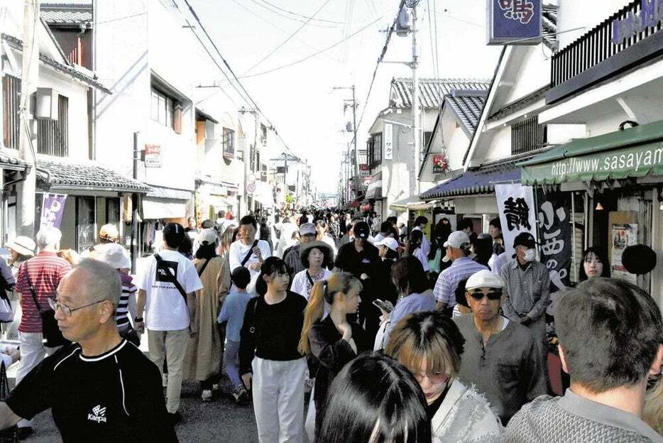 歩行者専用道路となった二階町通り。多くの観光客らでにぎわった（兵庫県丹波篠山市で）