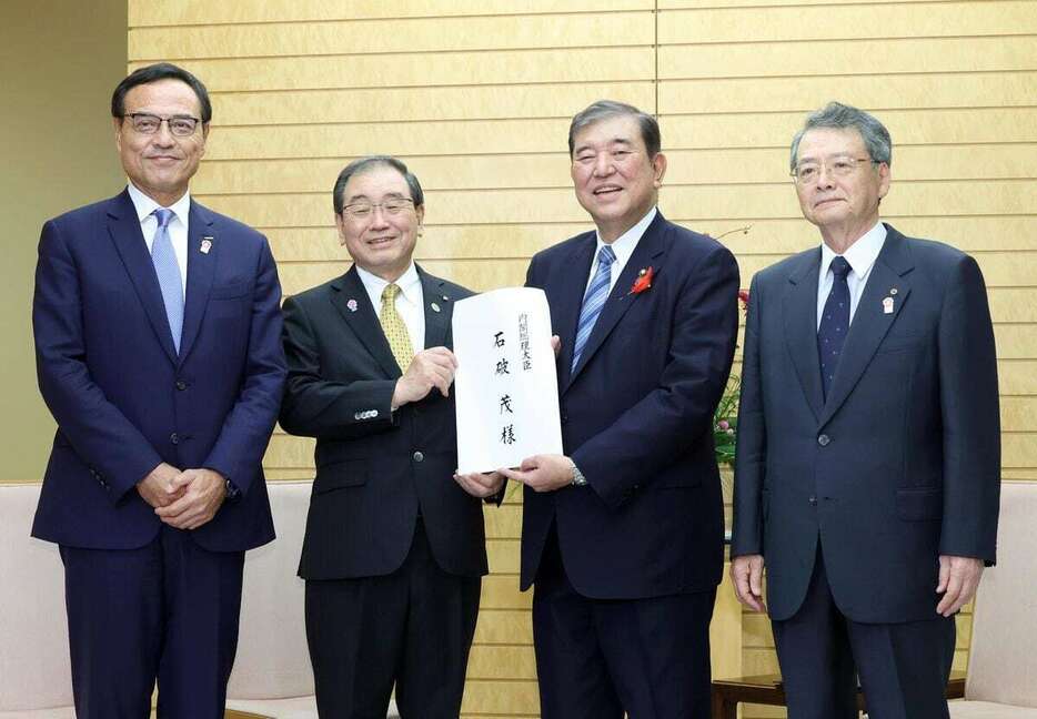 経済3団体から提言書受け取る石破茂首相（右から2人目）。左から新浪剛史経済同友会代表幹事、十倉雅和日本経団連会長、右は小林健日本商工会議所会頭＝4日午後、首相官邸（春名中撮影）