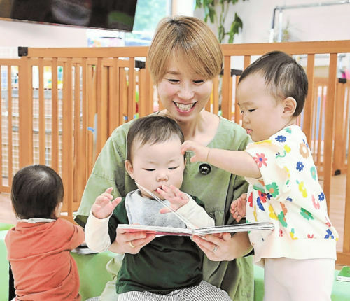 未来ある子どもたちのために、保育士の処遇改善を求める水野さん（中央奥）