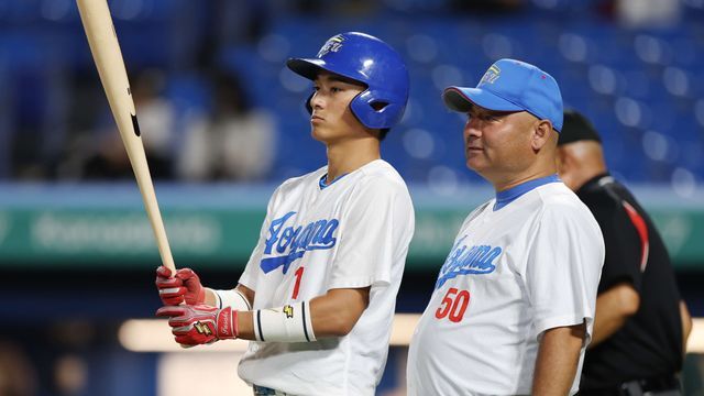 佐々木泰選手と安藤寧則監督(写真：日刊スポーツ/アフロ)