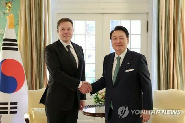 韓国の尹錫悦（ユン・ソクヨル）大統領（右）とスペースXを率いる米起業家イーロン・マスク氏（資料写真）＝（聯合ニュース）