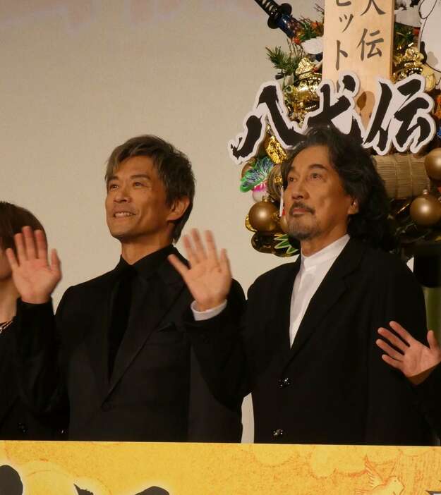 映画「八犬伝」の公開記念舞台あいさつに登壇した左から内野聖陽、役所広司＝東京・六本木