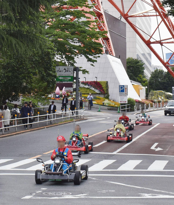 東京都内の公道を走るカート＝2017年5月（画像の一部を加工しています）