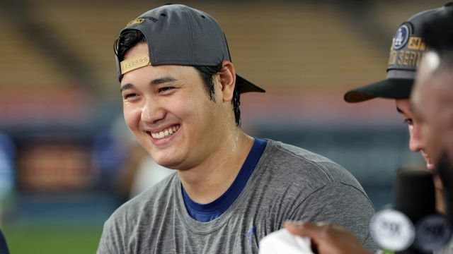 シャンパンファイト後にインタビューに応じる大谷翔平選手(写真：USA TODAY Sports/ロイター/アフロ)