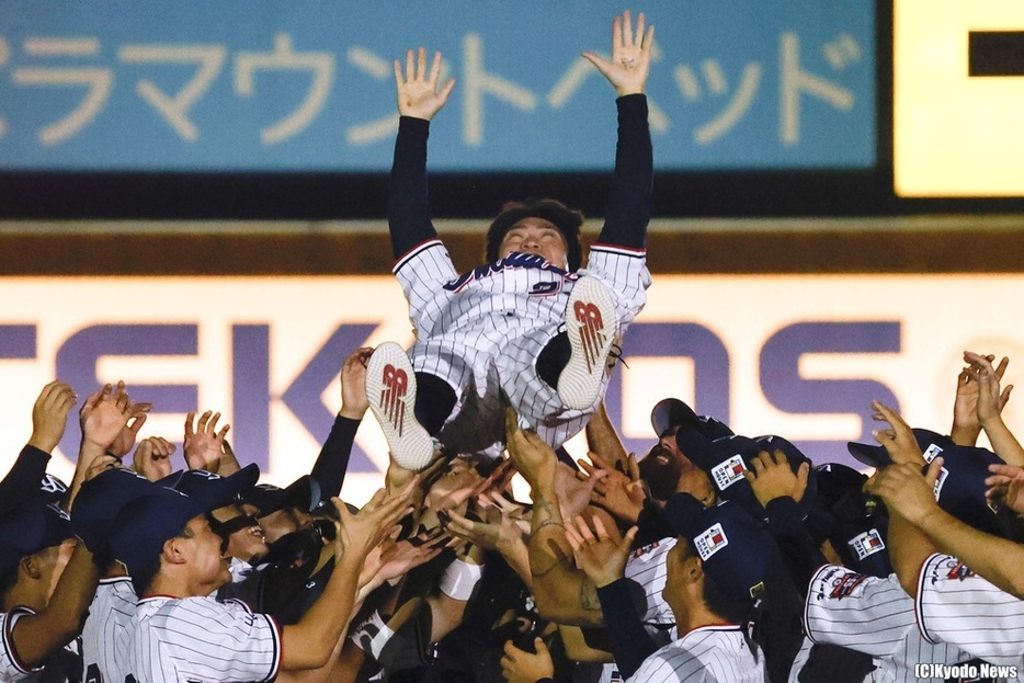 引退セレモニーで胴上げされるヤクルト・青木 (C)Kyodo News