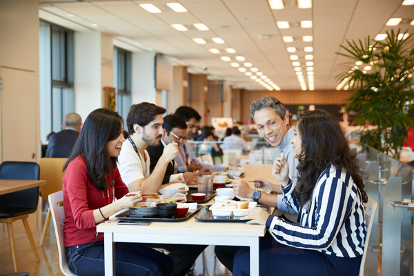 楽天グループの本社。1日3食を提供するカフェテリア（写真＝楽天グループ提供）