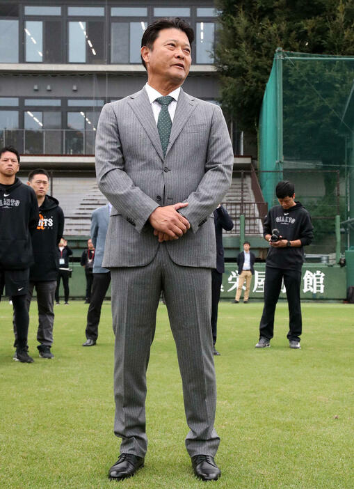 選手、スタッフにあいさつする巨人橋上作戦戦略コーチ（代表撮影）