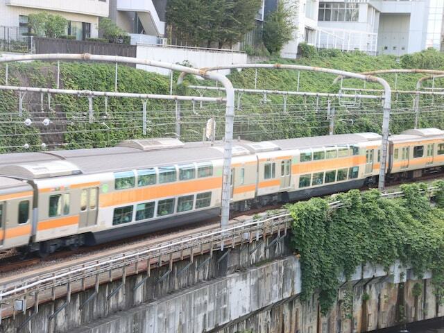 中央線快速電車のグリーン車は両開きドアが特徴だ