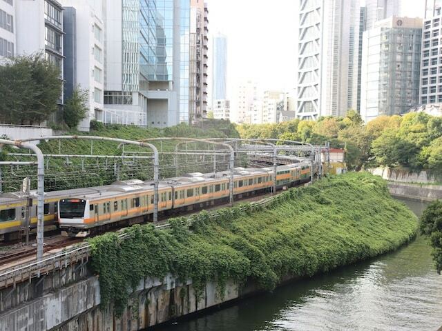 JR中央線快速の2階建てグリーン車。来春の営業開始に先立ち、グリーン車を連結した電車を順次導入している。全ての電車が12両編成に統一されるまでは時間がかかるので、それまでは「お試し期間」だ。無料なので多くの人が殺到している。現状を報告する。