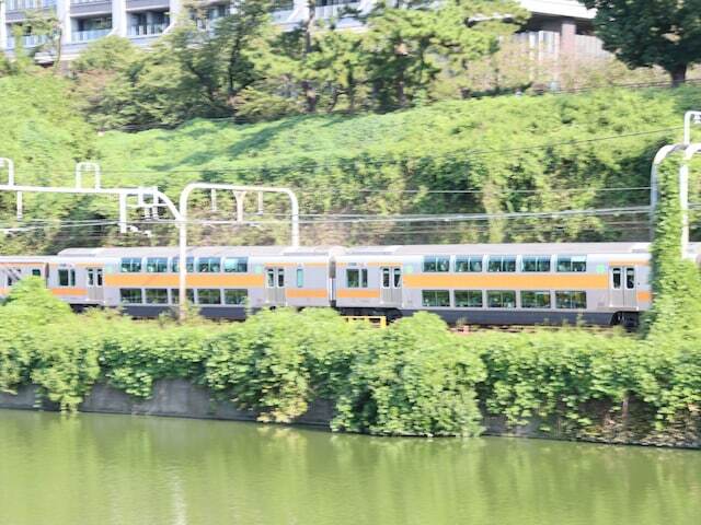 飯田橋～市ケ谷～四ツ谷は外堀に沿って走る