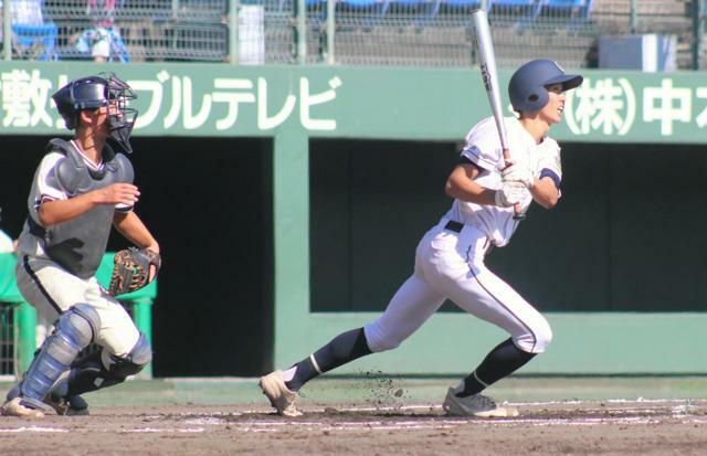 岡山学芸館―倉敷商　六回裏岡山学芸館2死二塁、池本が右越え適時三塁打を放つ。捕手妹尾=2024年10月12日、マスカット、大野宏撮影