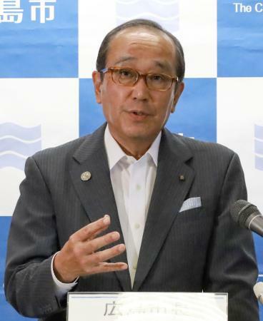 広島市役所で記者会見する松井一実市長