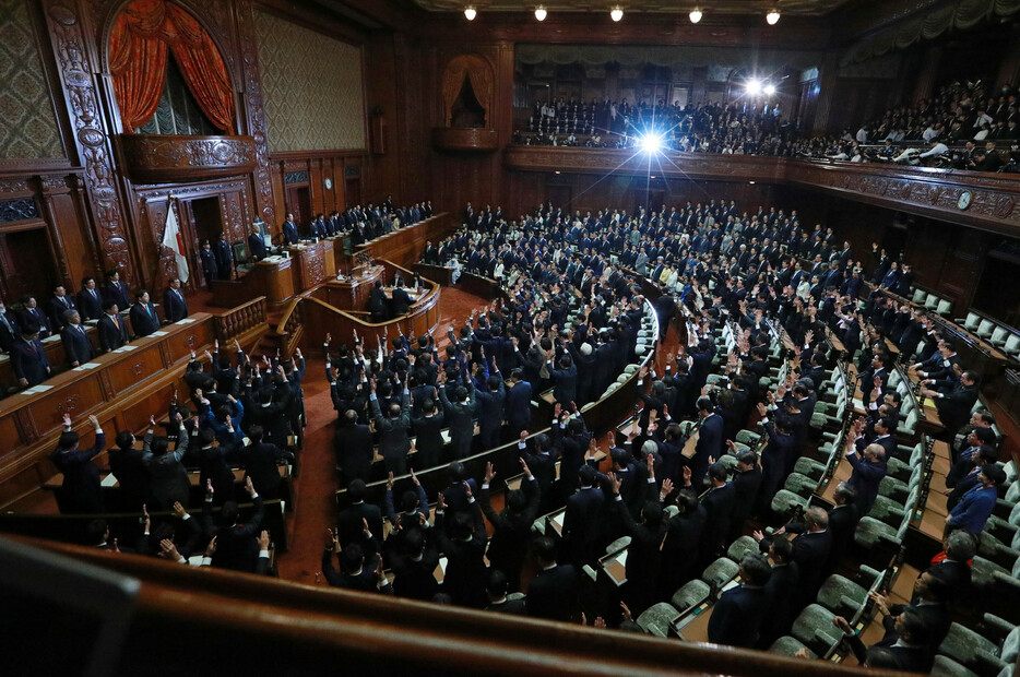 衆院は第２１４臨時国会会期末の９日に解散され、与野党は事実上の選挙戦に突入した。政府は臨時閣議で、第５０回衆院選を「１５日公示、２７日投開票」の日程で行うことを決定。写真は、万歳する前議員ら＝同日午後