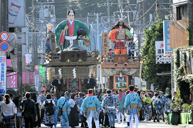 大人形を飾り付けた山車が歴史的な街並みを曳（ひ）き廻（まわ）された=2024年10月11日午後2時39分、千葉県香取市佐原、小林誠一撮影