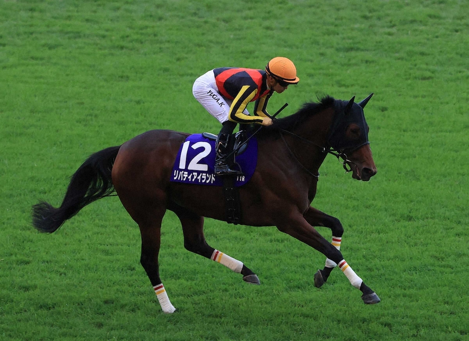 ＜天皇賞・秋＞コースに出る川田騎乗のリバティアイランド　（撮影・西川祐介）