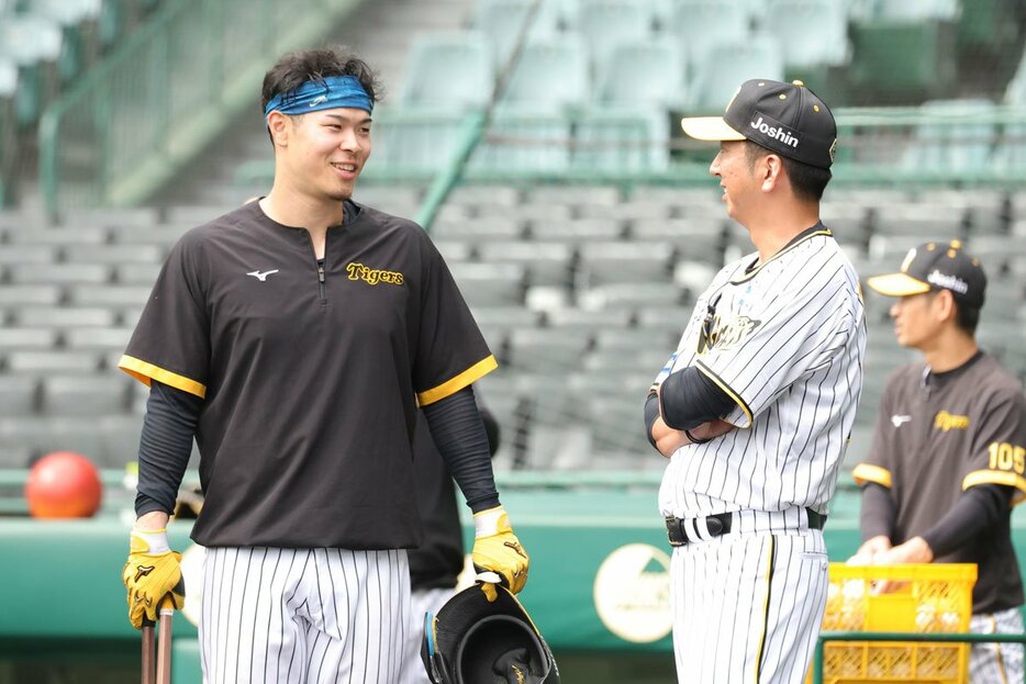 阪神・藤川監督(右)と佐藤輝明