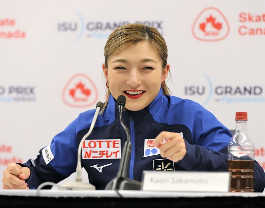 フィギュアスケートGPシリーズ　スケートカナダ女子SPの上位選手による会見で質問に応じる坂本（撮影・藤塚大輔）