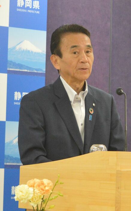 定例記者会見に臨む静岡県の鈴木康友知事＝22日、静岡県庁（青山博美撮影）