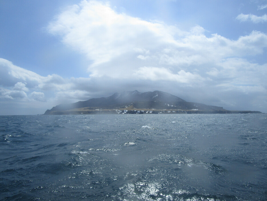 北海道・知床半島沖の観光船沈没事故で、乗客のデジタルカメラから復元された写真。船上から知床半島を写したとみられ、撮影日時は２０２２年４月２３日午前１１時４５分だった（遺族提供）