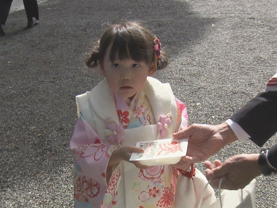 参拝客などに「愛ひとつぶ」パックご飯が配られた 名古屋市熱田区の熱田神宮