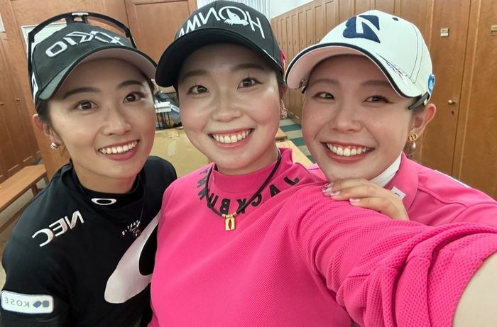 笑顔の3ショット、女子高生時代の同じポーズは投稿でチェック【写真：吉田優利のInstagram（@yuri_yoshida__）より】