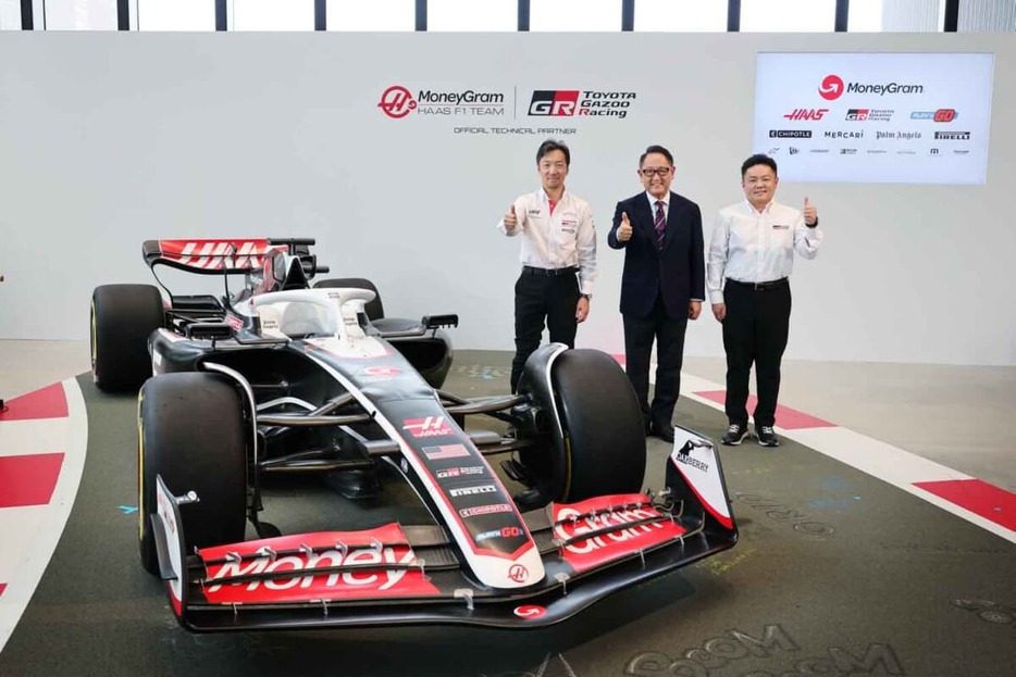 左からMoneyGram Haas F1 Teamチーム代表の小松礼雄さん、豊田章男会長、GAZOO Racing Company プレジデントの高橋智也さん