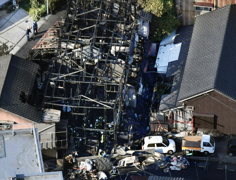 火災で全焼した中村荘。焼け跡から6人の遺体が見つかった＝北九州市小倉北区清水2で2017年5月8日午前7時18分、本社ヘリから上入来尚撮影