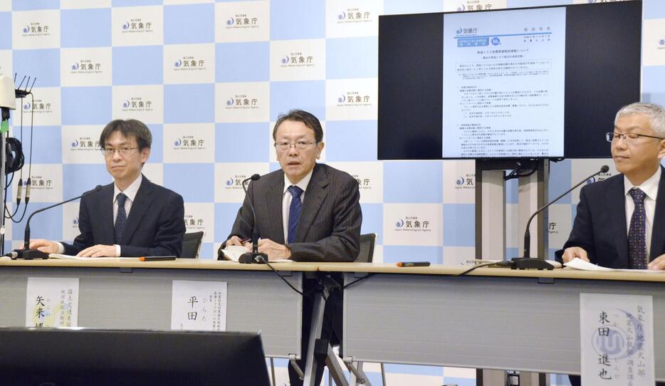 南海トラフ地震評価検討会の定例会後に記者会見する平田直会長（中央）ら＝7日午後、東京都港区