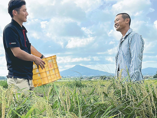 ロケ地になった農地で撮影の思い出話を語り合う大神さん（右）と徳安さん（福岡県糸島市で）