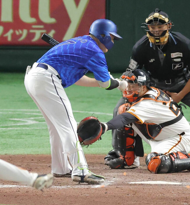 ９回１死一塁、死球を受ける佐野恵太（カメラ・池内　雅彦）