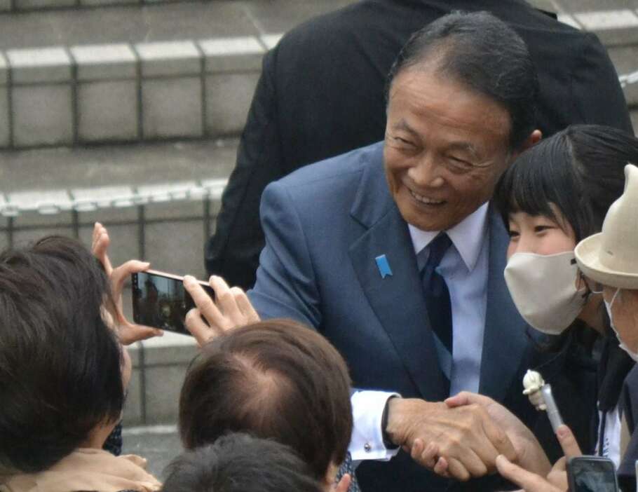 自民前職の応援に駆け付けた麻生太郎最高顧問＝26日、千葉県浦安市